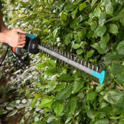 GARDENA - EasyCut 420/45 - Heggenschaar (gemotoriseerd) - Meslengte 45cm - Tandmes Opening 18mm -Aanbiedingen Bloeiruimte Winkel 1200x1200 526