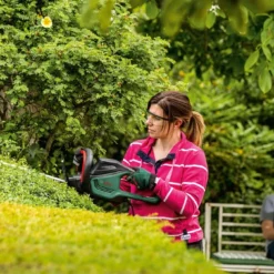 Bosch UniversalHedgeCut 60 Heggenschaar - Op Snoer - Lengte 60 Cm -Aanbiedingen Bloeiruimte Winkel 1200x675 3