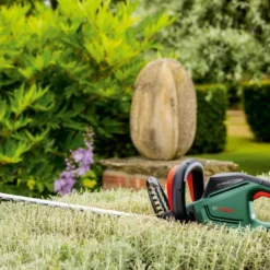 Bosch UniversalHedgeCut 60 Heggenschaar - Op Snoer - Lengte 60 Cm -Aanbiedingen Bloeiruimte Winkel 1200x800 81
