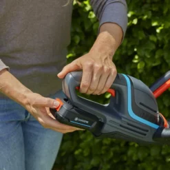 GARDENA - ComfortCut 50/18V-P4A Ready-To-Use Set - Heggenschaar -Aanbiedingen Bloeiruimte Winkel 1200x885